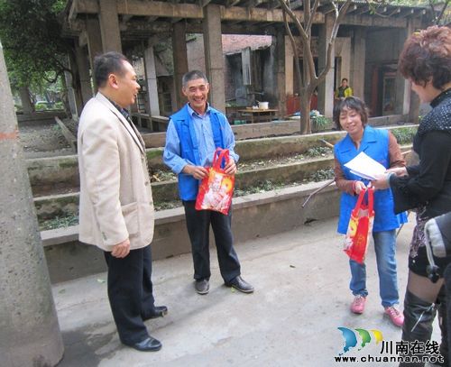 茜草街道：开展“关爱一线环卫工人”慰问活动(图1)