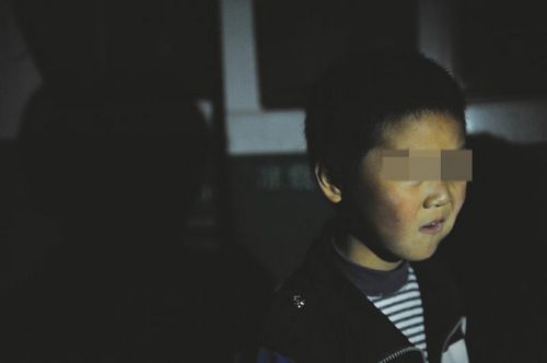 娃娃在校遭荒唐体罚 校长被停职调查(图2) 娃娃在校遭荒唐体罚 校长被停职调查(图2)