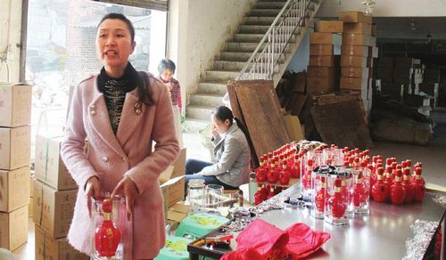 被央视曝光造假酒 老板怒打妻子后发现:整拐了(图1) 被央视曝光造假酒 老板怒打妻子后发现:整拐了(图1)