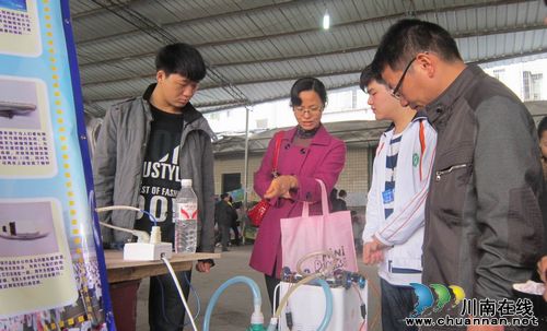 泸州合江:举行第十八届青少年科技创新大赛展评活动(图3) 泸州合江:举行第十八届青少年科技创新大赛展评活动(图3)
