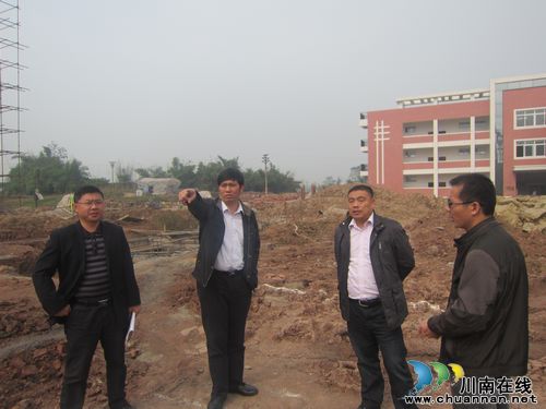泸县副县长熊杰到方洞镇调研方洞小学迁建工程情况(图1) 泸县副县长熊杰到方洞镇调研方洞小学迁建工程情况(图1)