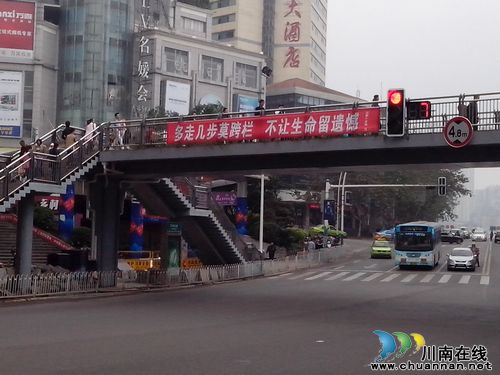 泸州公安交警掀起省级文明城市创建工作宣传热潮(图1)
