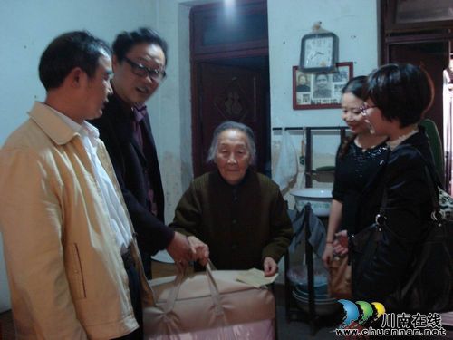 纳溪区开展“敬老月”慰问老人活动(图2)