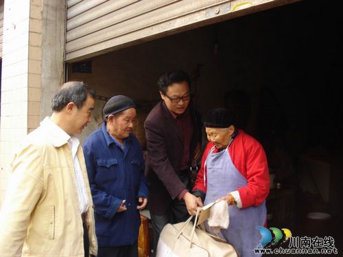 纳溪区开展“敬老月”慰问老人活动(图1)