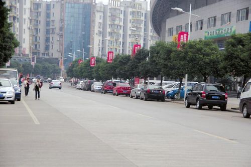接连两晚 体育场旁10余辆小车被撬(图1) 接连两晚 体育场旁10余辆小车被撬(图1)