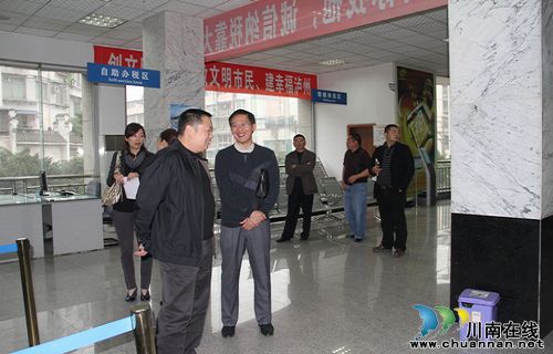 泸州市国税局副局长袁波暗查龙马潭区国税局创建文明城市迎检工作(图1) 泸州市国税局副局长袁波暗查龙马潭区国税局创建文明城市迎检工作(图1)