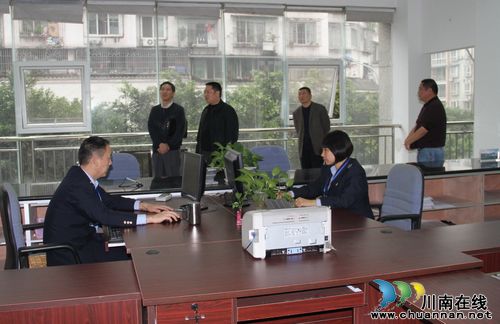 泸州市国税局副局长袁波暗查龙马潭区国税局创建文明城市迎检工作(图2) 泸州市国税局副局长袁波暗查龙马潭区国税局创建文明城市迎检工作(图2)