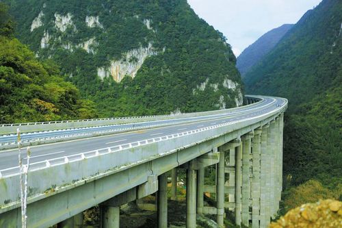 纳黔高速通车在即 记者体验这条"云中路"(图1) 纳黔高速通车在即 记者体验这条"云中路"(图1)