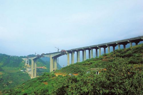 纳黔高速通车在即 记者体验这条"云中路"(图2) 纳黔高速通车在即 记者体验这条"云中路"(图2)