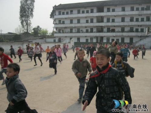 泸州市合江县佛荫镇中心校开展疏散逃生演练(图1)