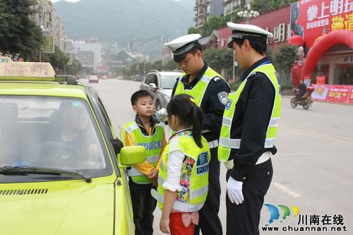 叙永公安交警"体验教学"培育学生交通安全意识(图3)