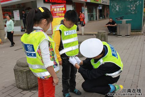 叙永公安交警"体验教学"培育学生交通安全意识(图2)
