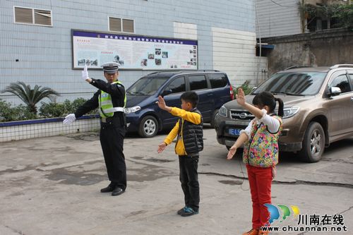 叙永公安交警"体验教学"培育学生交通安全意识(图1)