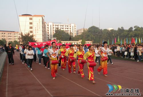 泸县一中师生同乐运动会 乐趣多多(图2) 泸县一中师生同乐运动会 乐趣多多(图2)