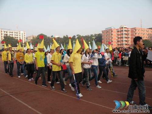 泸县一中师生同乐运动会 乐趣多多(图3) 泸县一中师生同乐运动会 乐趣多多(图3)