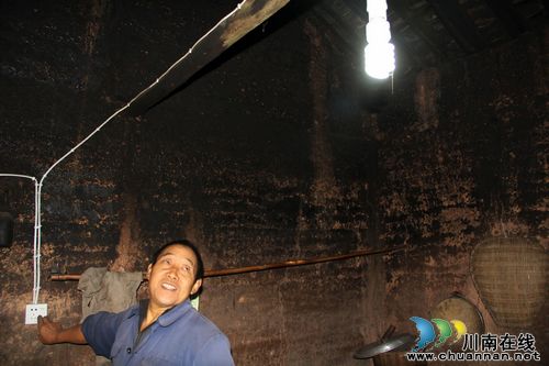 泸州纳溪龙车镇：心酸煤油灯，爱心重亮五保户(图2)