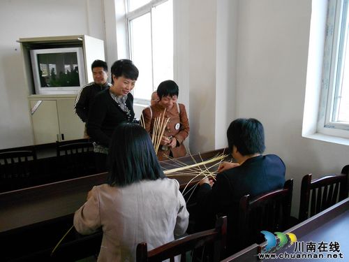 省妇联副主席吴旭到合江县中坝嘴村开展工作调研(图1)
