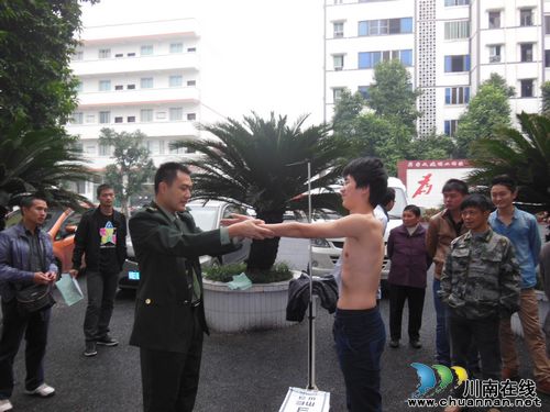佛荫镇：开展征兵体检工作&nbsp;为军队输送合格兵员(图1)