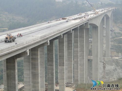 泸州：川黔高速赤水河特大桥工程进入扫尾阶段(图2)