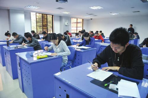 18.9万人考公务员&nbsp;&nbsp;"最牛校长"入题(图1)