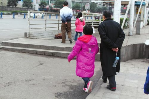 气温下降&nbsp;宜宾狗肉店老板半天赚四五百元(图1)