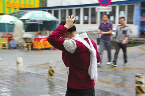 自贡&nbsp;两天降7℃&nbsp;赶紧围围巾(图1)