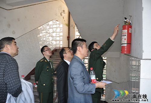 合江县“拉网检查”学校消防安全工作(图2)