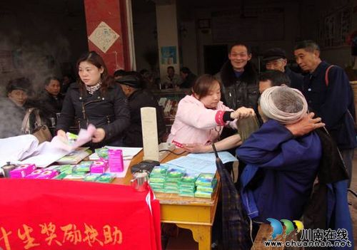 大渡口镇：义诊暖民心(图1)