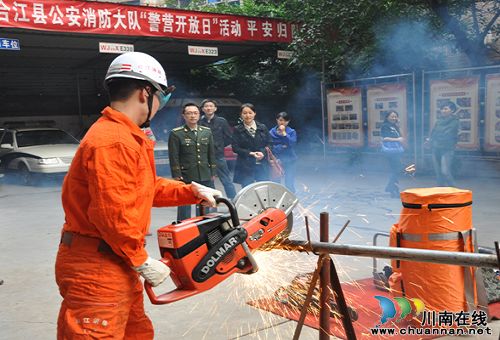 合江:"警营开放日"记者学消防&nbsp;"警媒联手"保平安(图3)