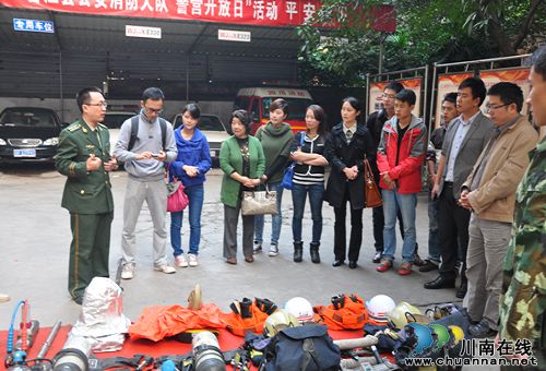 合江:"警营开放日"记者学消防&nbsp;"警媒联手"保平安(图2)