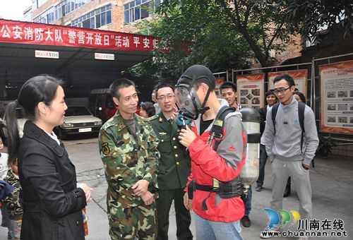 合江:"警营开放日"记者学消防&nbsp;"警媒联手"保平安(图4)