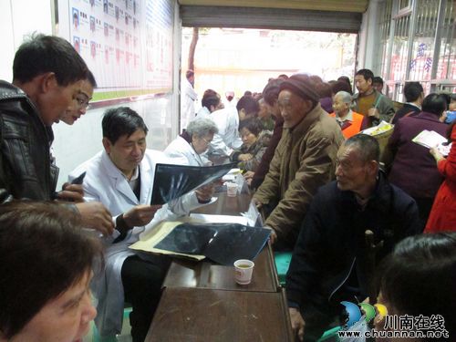 泰安镇：联合义诊&nbsp;志愿者到村服务(图1)