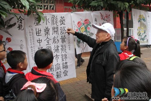 龙车镇：喜迎十八大&nbsp;古稀老人书画赞家乡(图1)