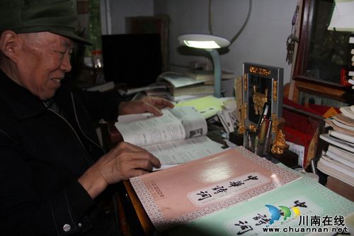 龙车镇：喜迎十八大&nbsp;古稀老人书画赞家乡(图2)