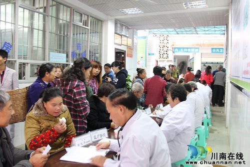 泸医附院党员专家义诊服务到泰安(图3)