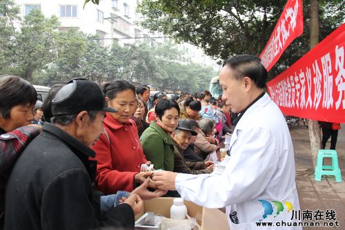 泸医附院党员专家义诊服务到泰安(图2)