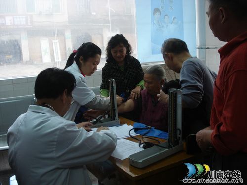 泸州华阳街道：60岁以上老人享受免费体检(图2)