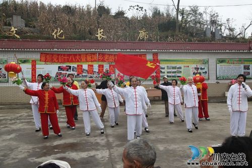 叙永：老年人歌舞颂党恩&nbsp;喜迎“十八大”(图2)