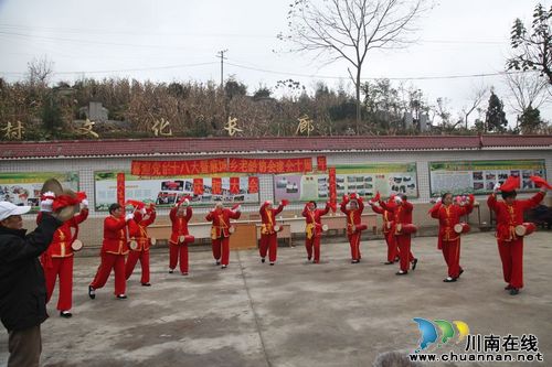 叙永：老年人歌舞颂党恩&nbsp;喜迎“十八大”(图3)