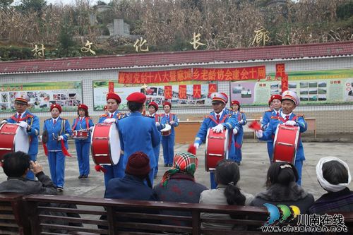 叙永：老年人歌舞颂党恩&nbsp;喜迎“十八大”(图1)