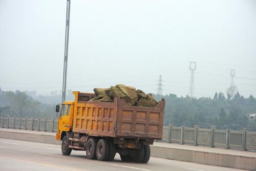 多部门协作实行严管重罚&nbsp;内江整治运渣车污染(图1)