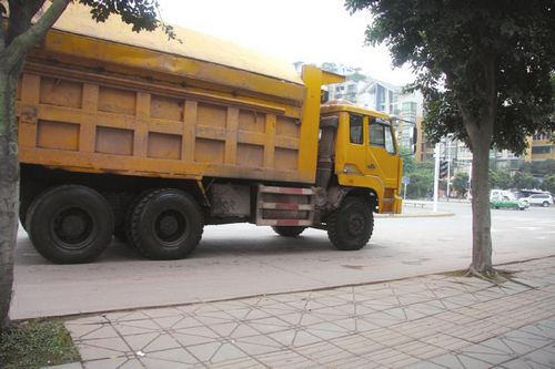 多部门协作实行严管重罚&nbsp;内江整治运渣车污染(图2)