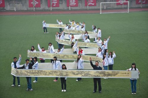 内江书画爱好者创作56米"神龙"画卷喜迎十八大(图1)