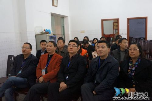 立石镇：积极收看党的十八大开幕式(图2)