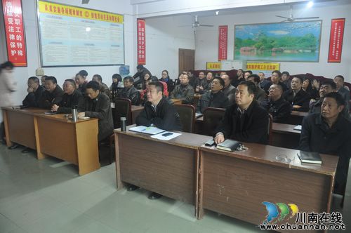 云锦镇：认真组织机关干部收看党的十八大开幕式(图2)