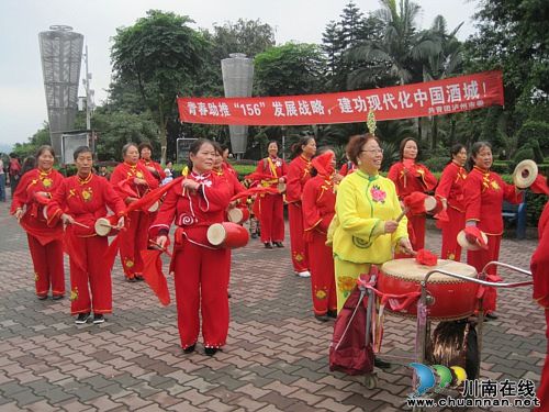 大山坪街道:社区群众载歌载舞 欢庆十八大(图1) 大山坪街道:社区群众载歌载舞 欢庆十八大(图1)