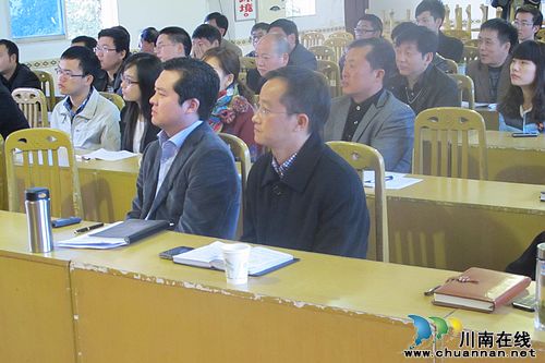 奇峰镇：组织收看党的十八大开幕式(图2)