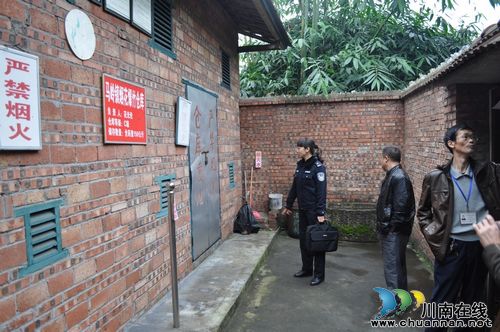 马岭镇：拉网检查烟花爆竹销售场所(图2)