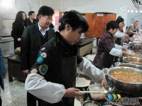 龙马潭区教育局领导为城北学校学生午餐“把脉”(图1) 龙马潭区教育局领导为城北学校学生午餐“把脉”(图1)