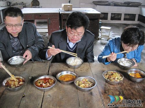 龙马潭区教育局领导为城北学校学生午餐“把脉”(图2) 龙马潭区教育局领导为城北学校学生午餐“把脉”(图2)